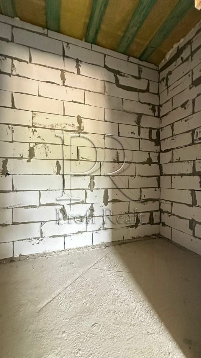 1837246866860385