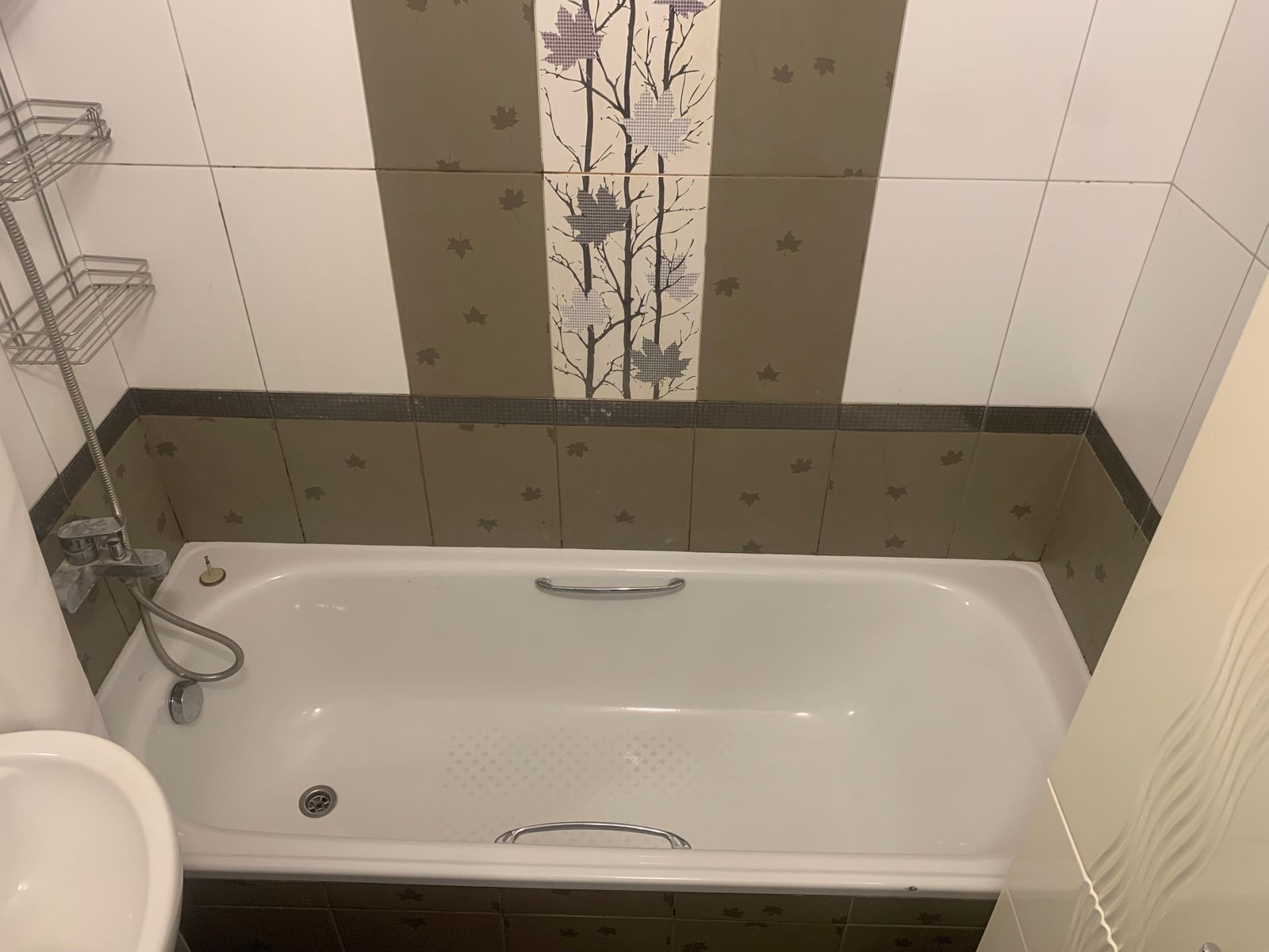 1831897896946040