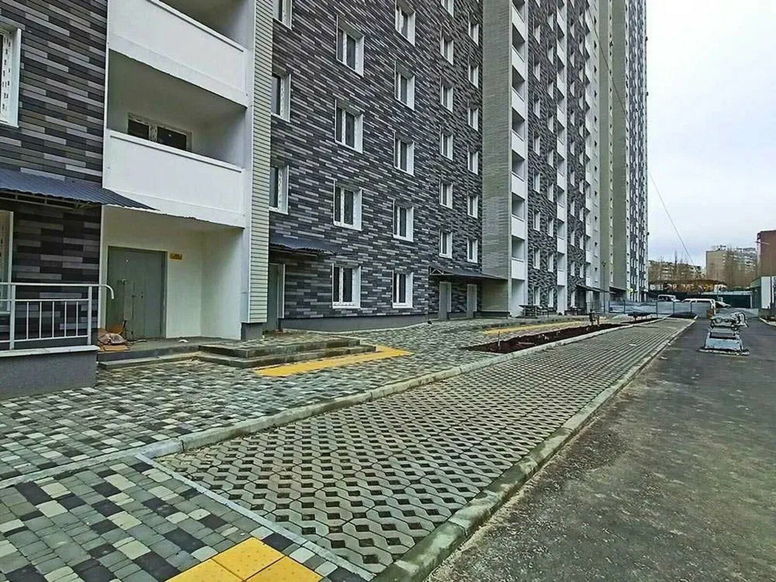 1825418972134401