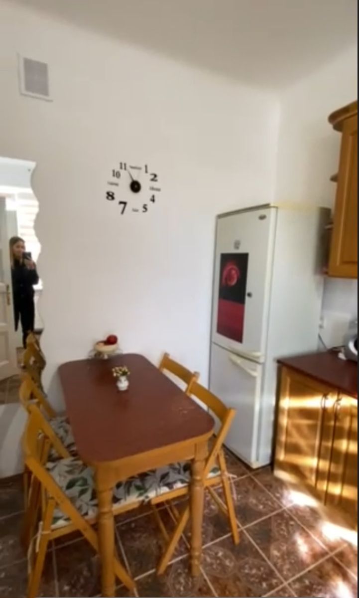 1831477024571405