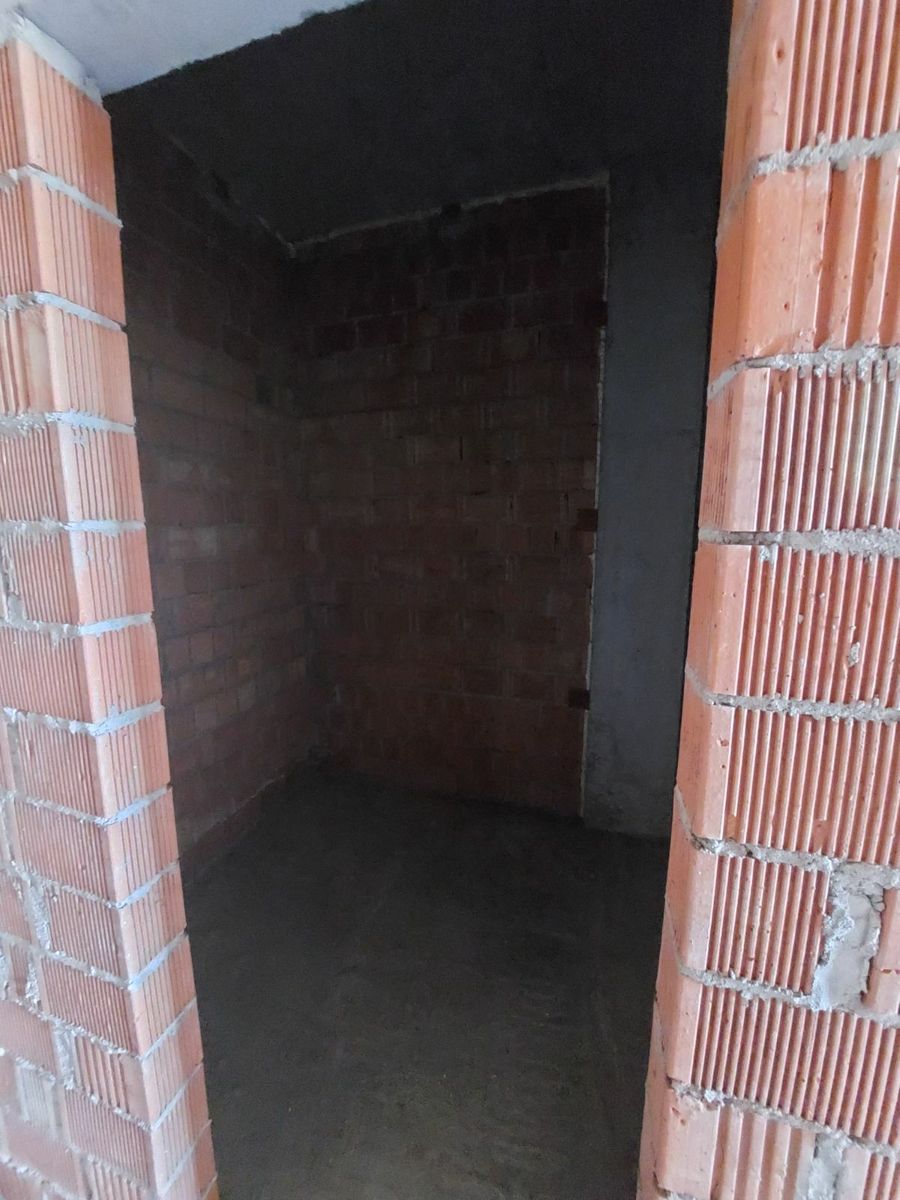 1826304913766418