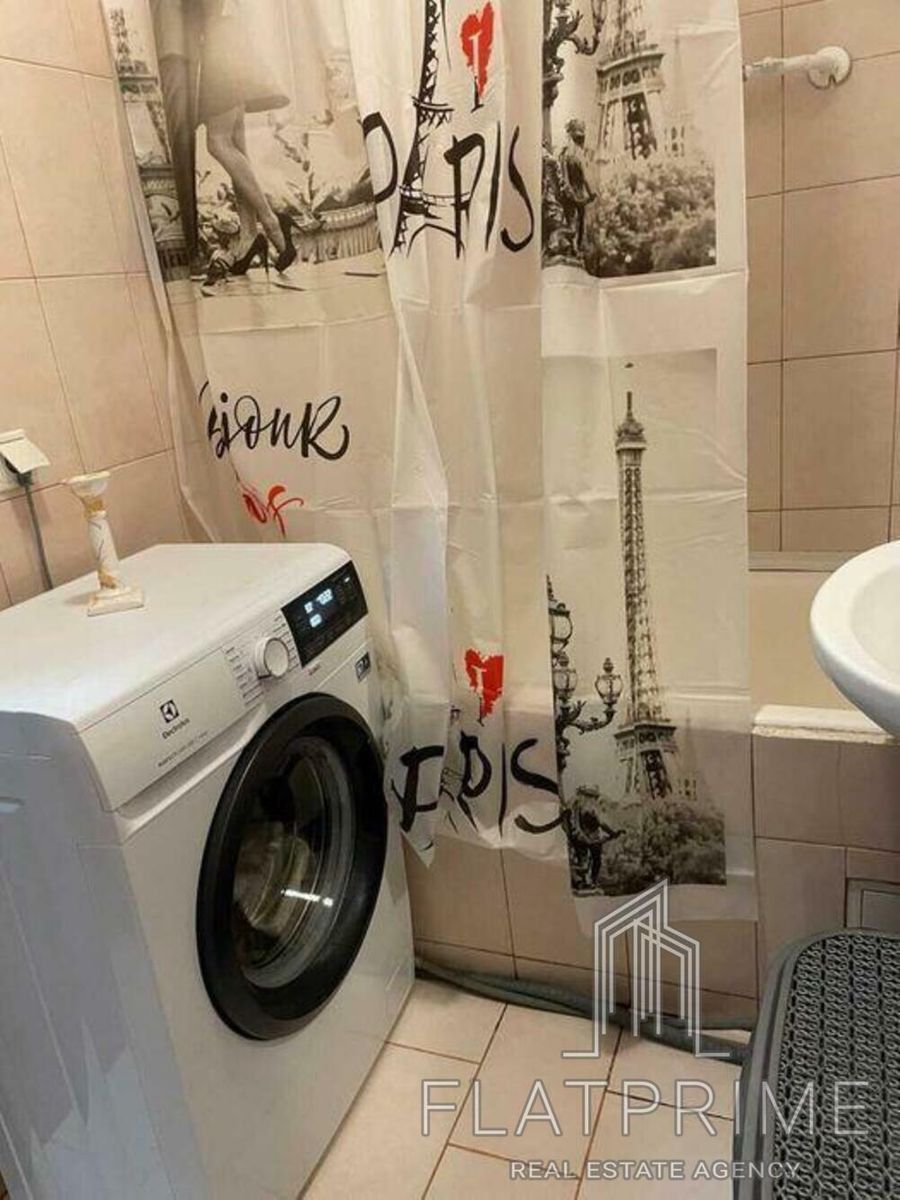 1833983428296419