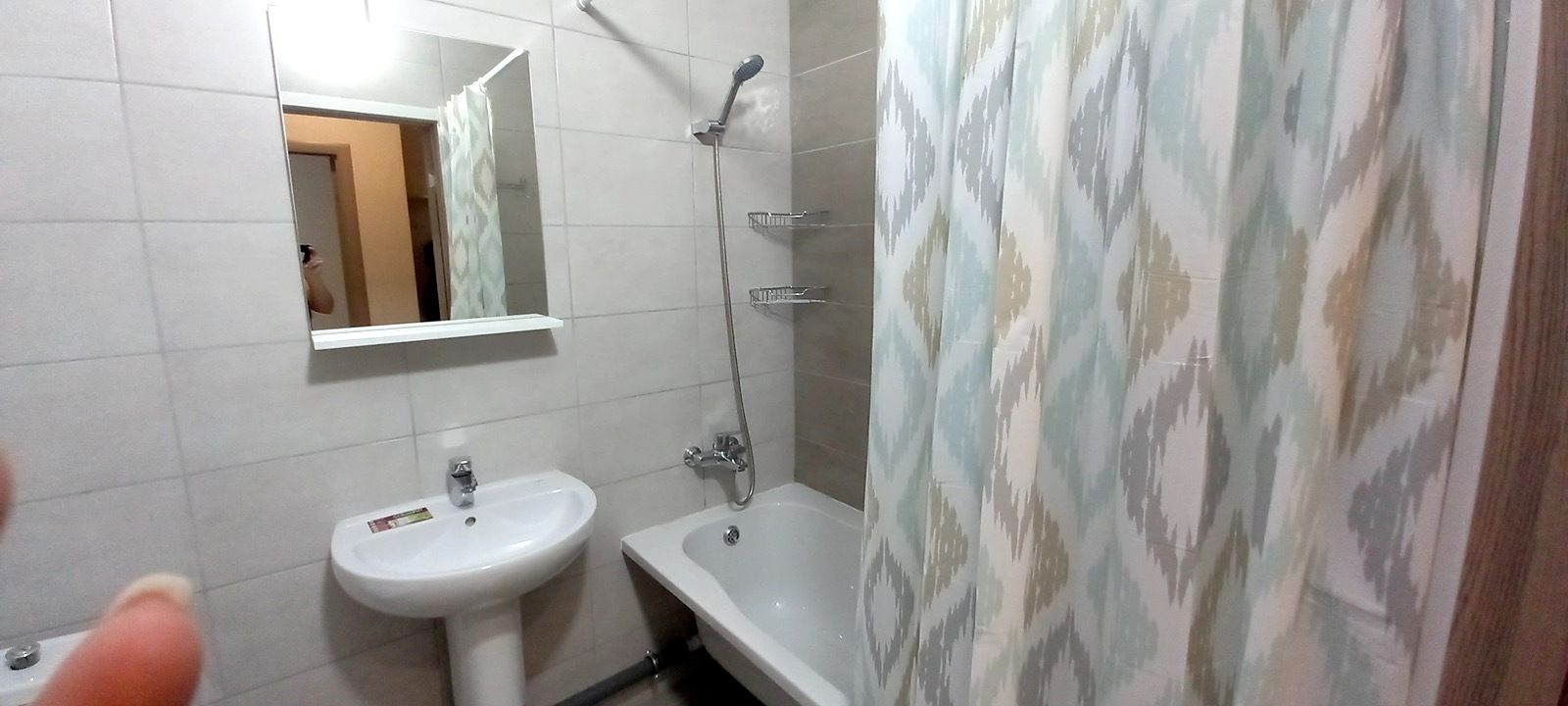 1832887026667424