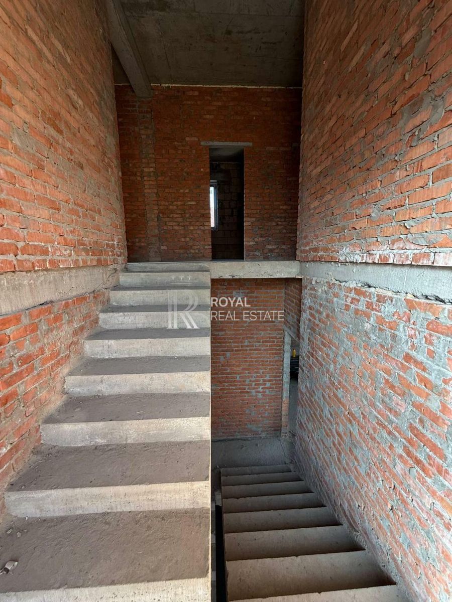 1837165405175424