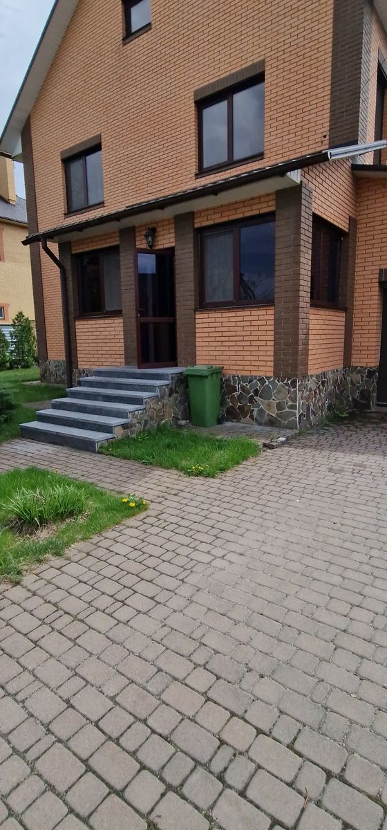 1832628709101472
