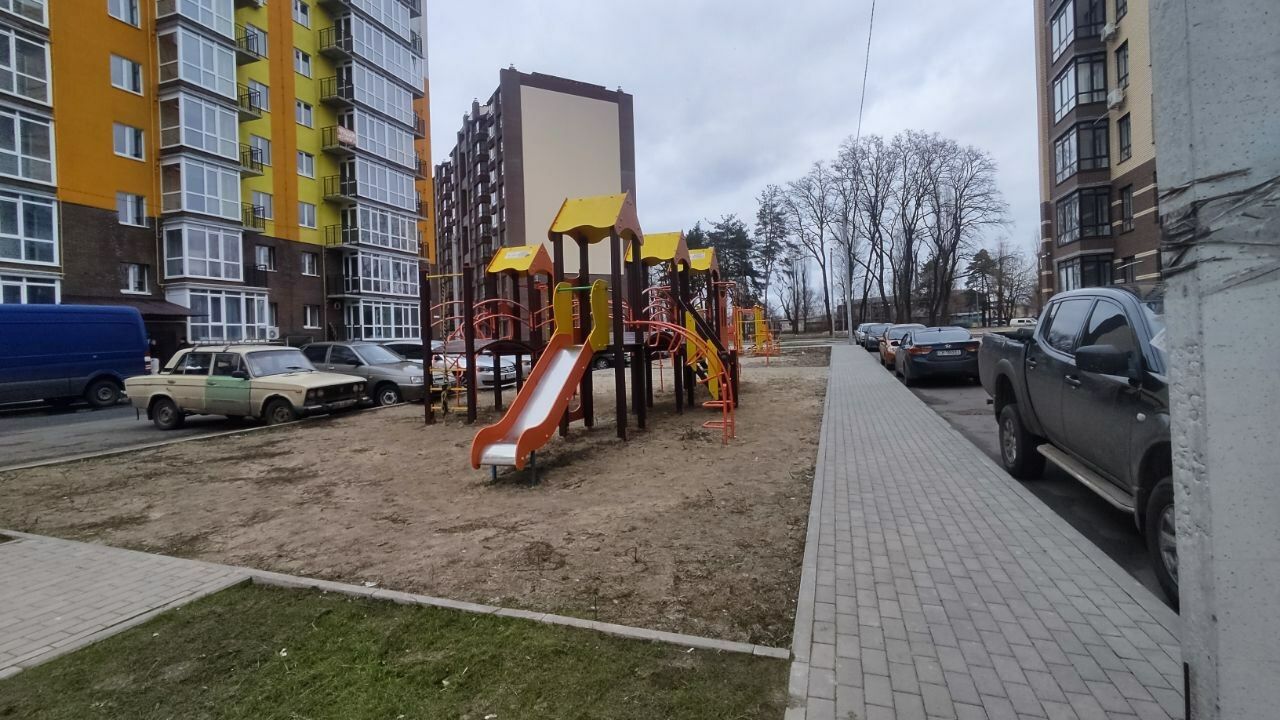 1823033850987005