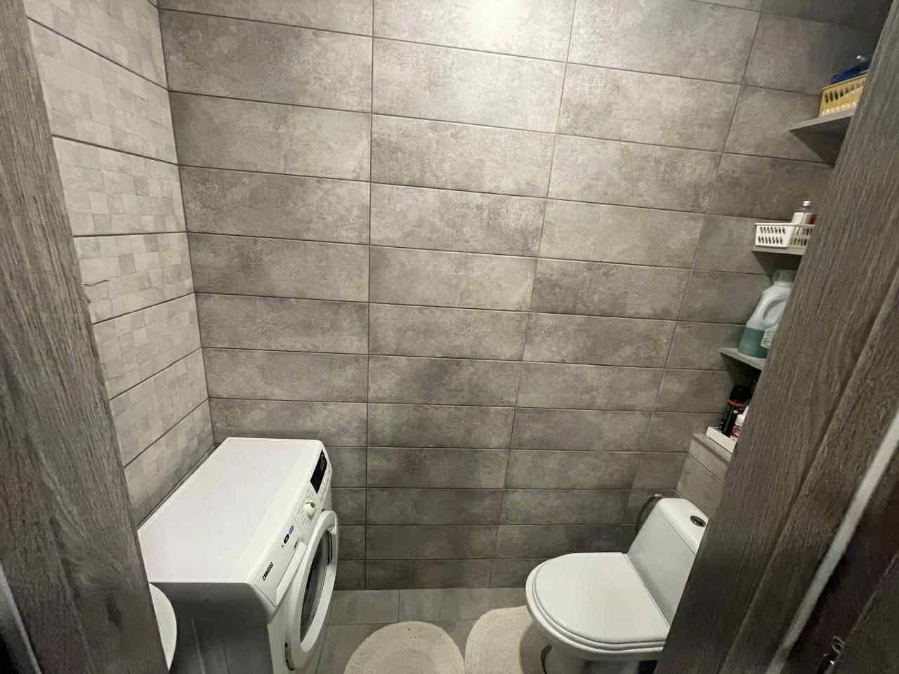 1834079142938529
