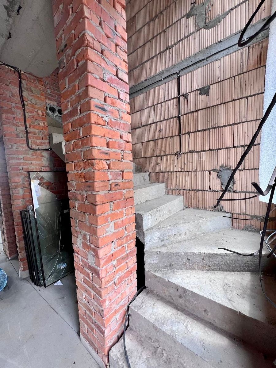 1835349750388558