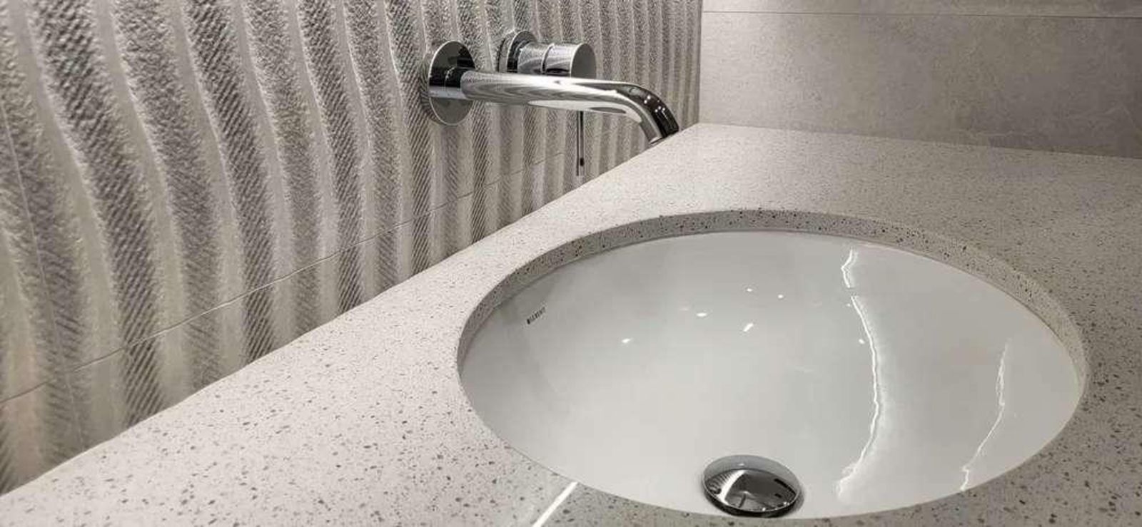 1748123393574560