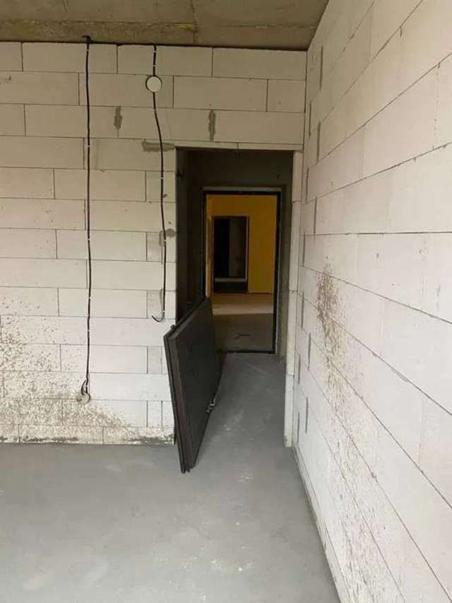 1831904042778057