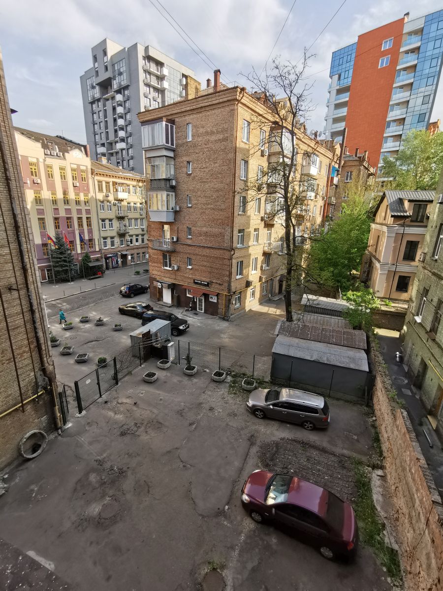 1832729765575570