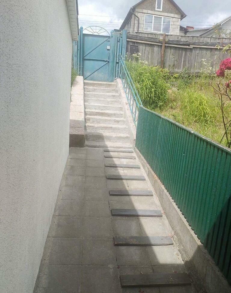 1835749065389573