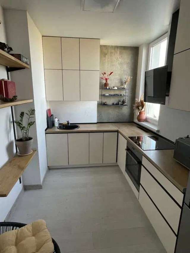 1831367542601576