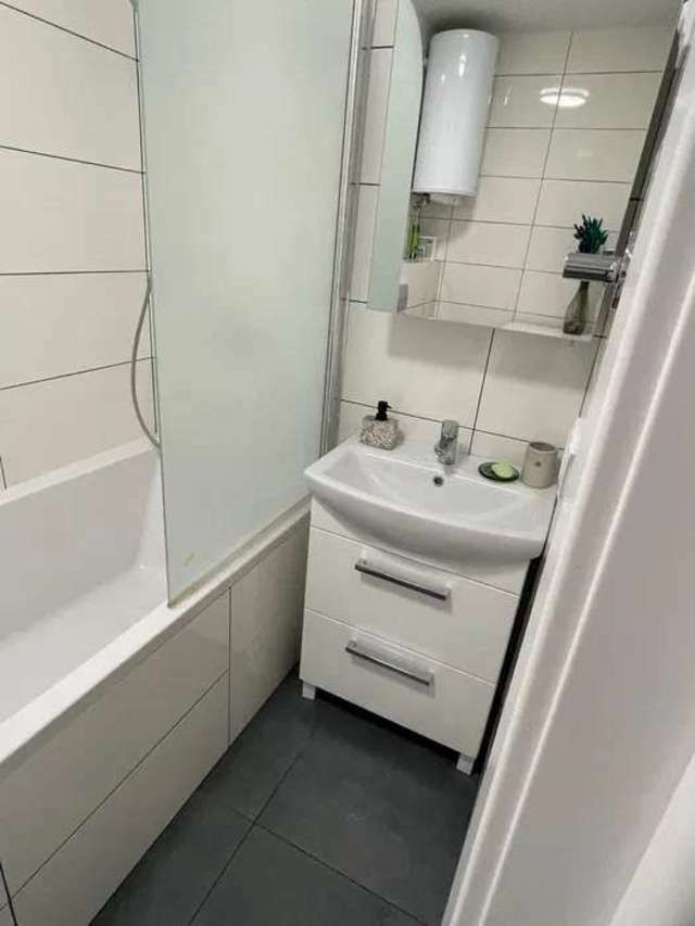 1831367602429594
