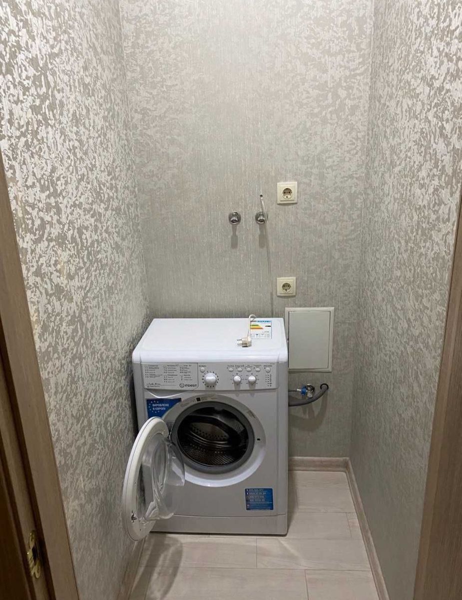 1835165360473609