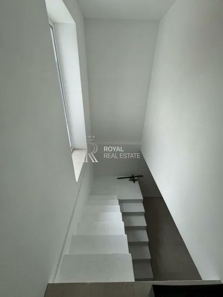 1837159799898633