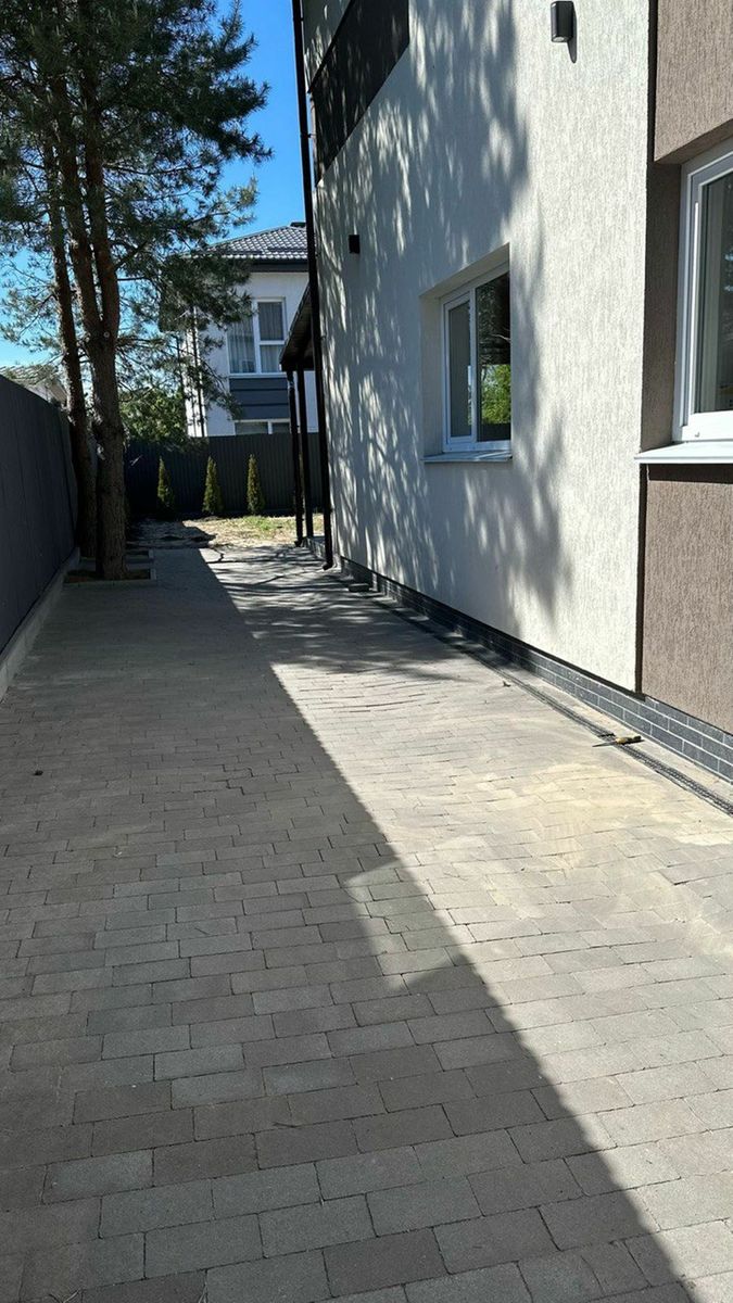 1832639341358645