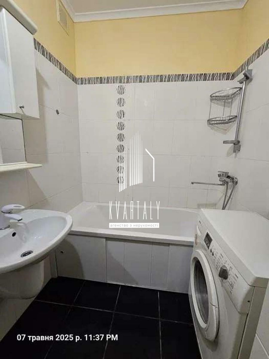 1831543593875647