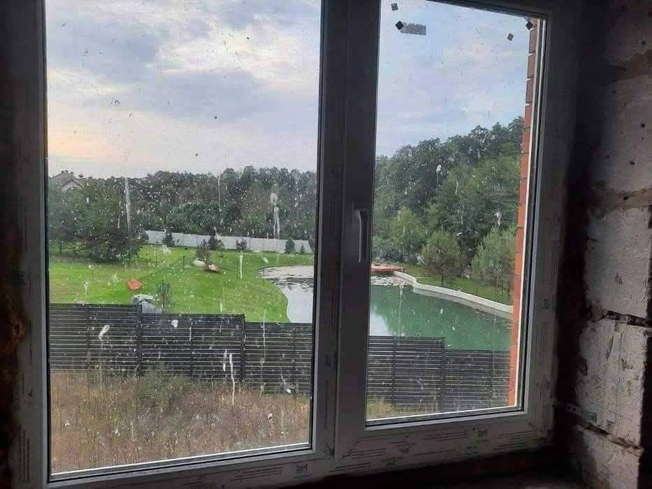 1835910428109668