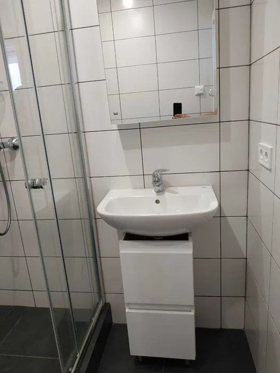 1835353843195692
