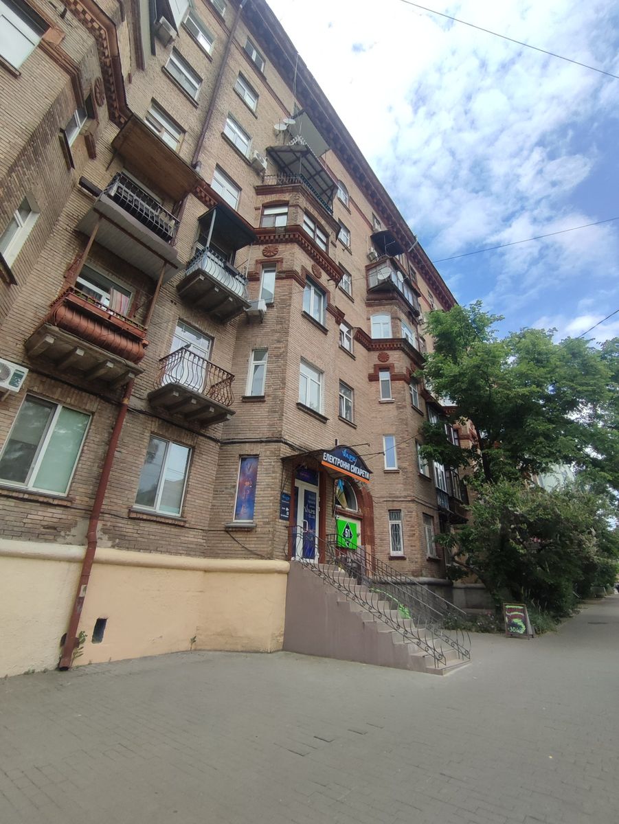 1800295722366693