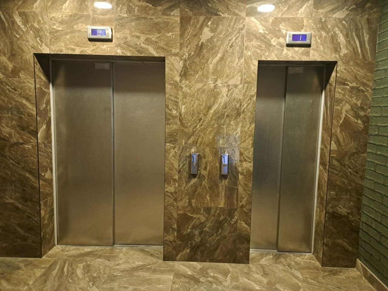1832003033650695