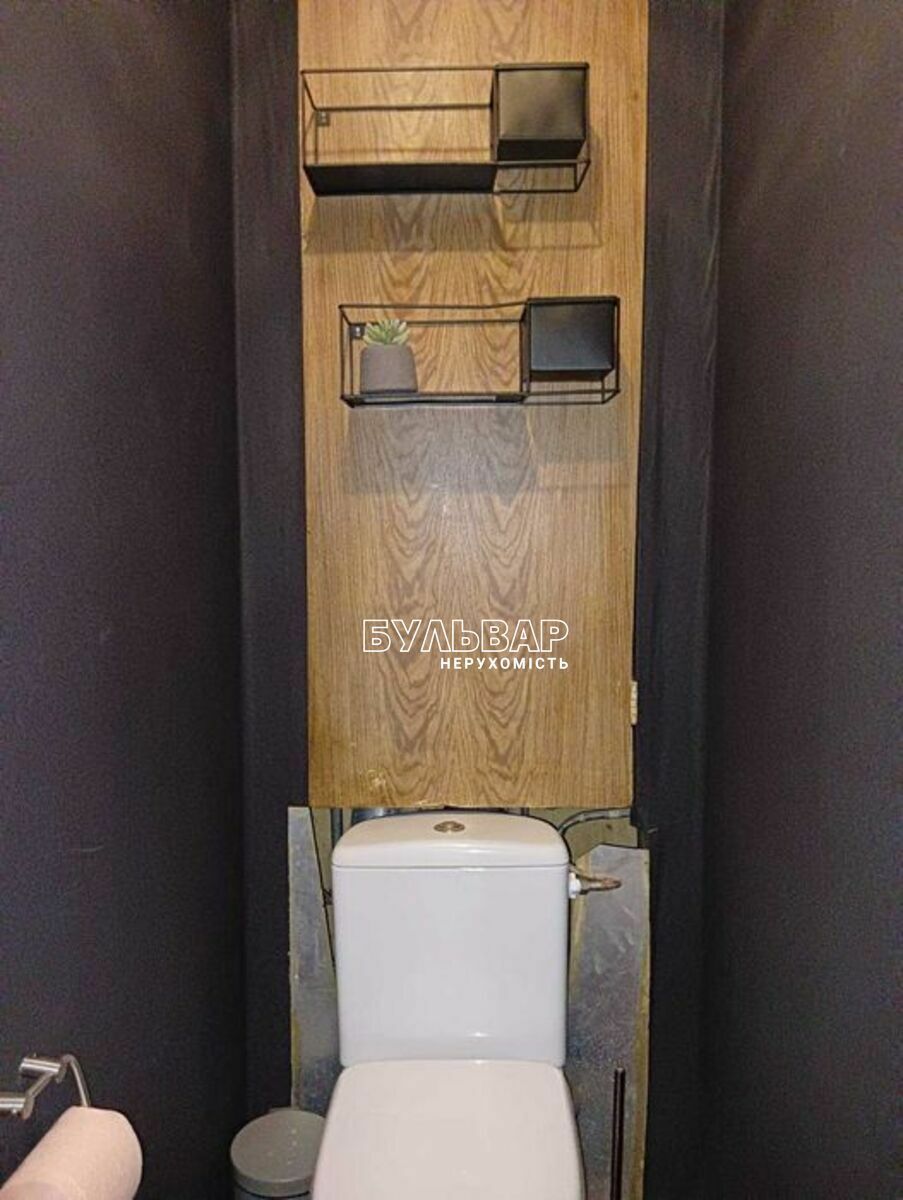 1831999792323696