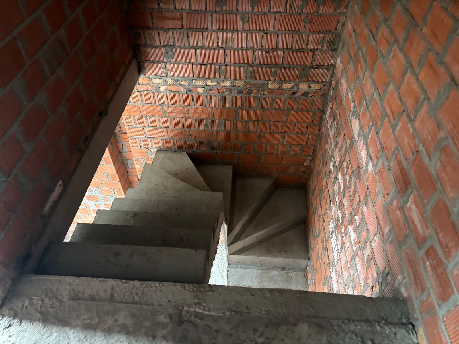 1835438408418709