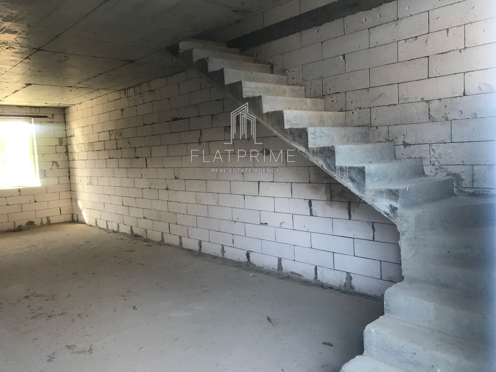 1835989027608710