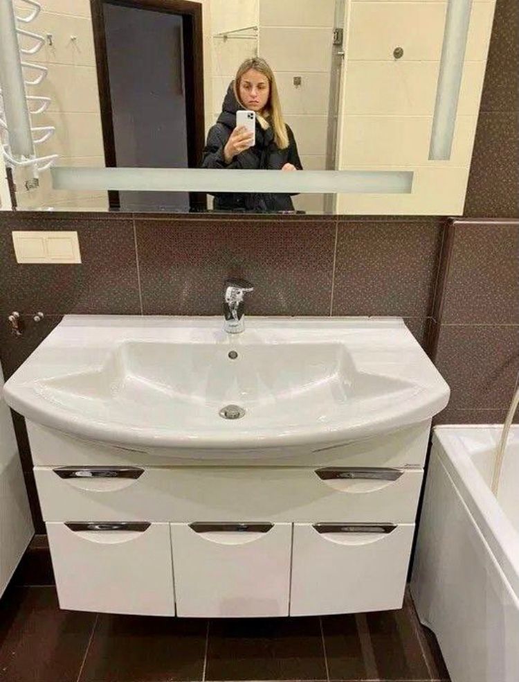 1832485631799728