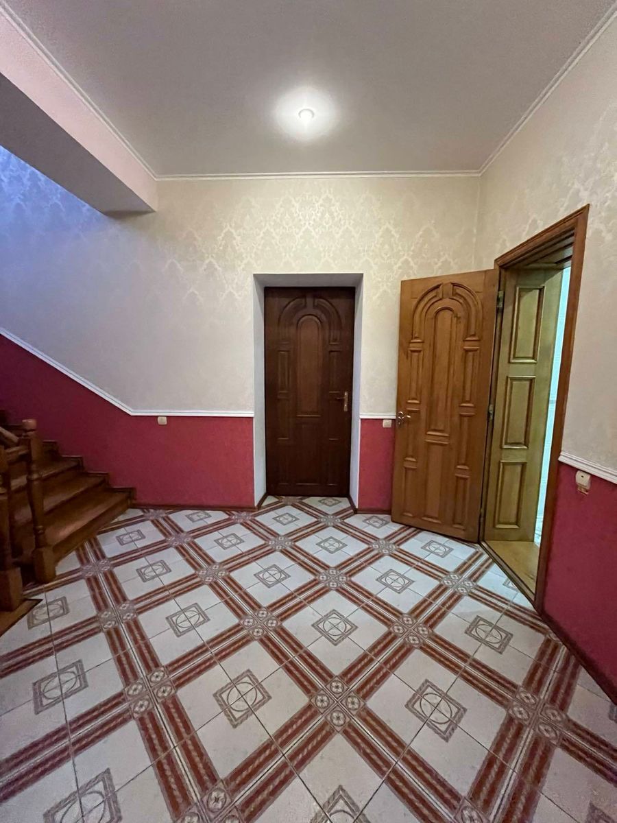 1831576371773750