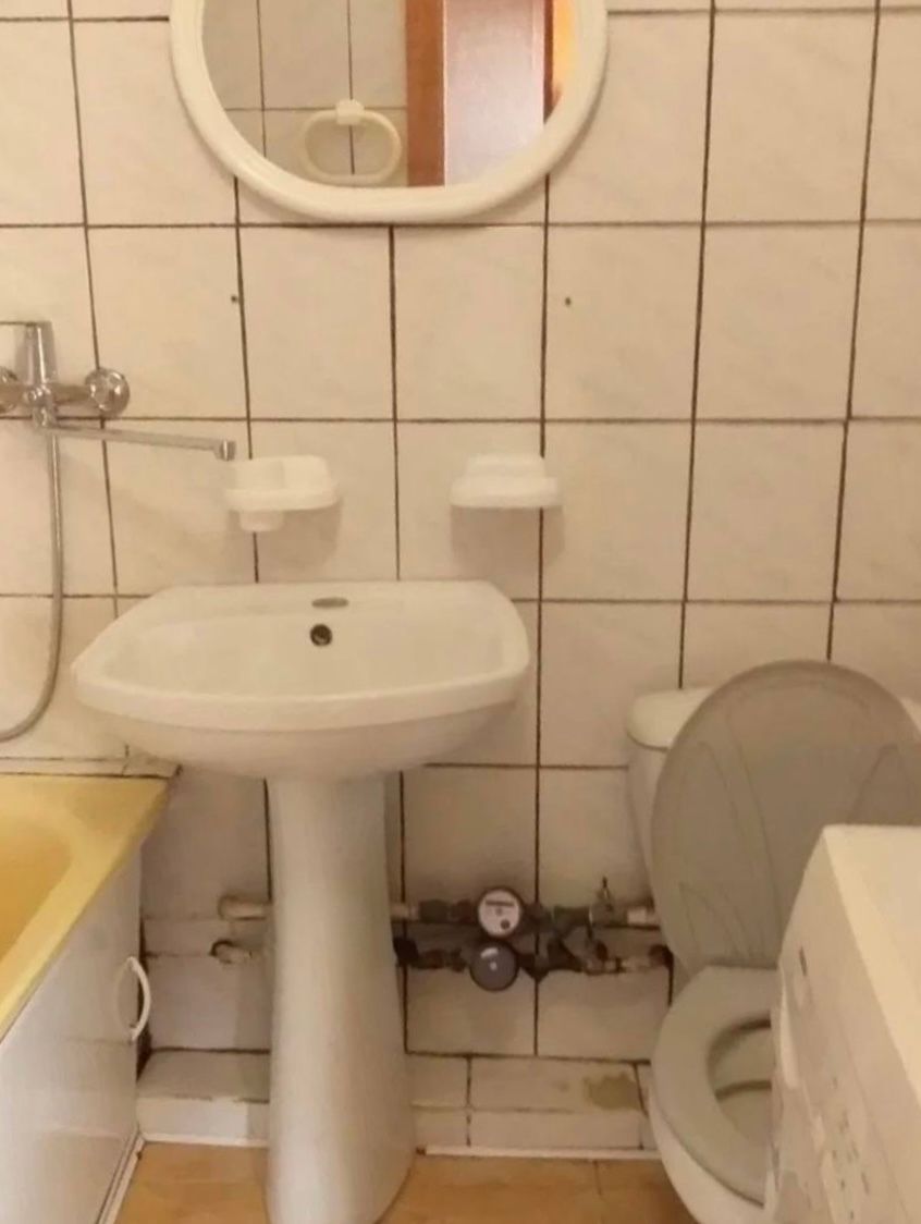 1837899628858811
