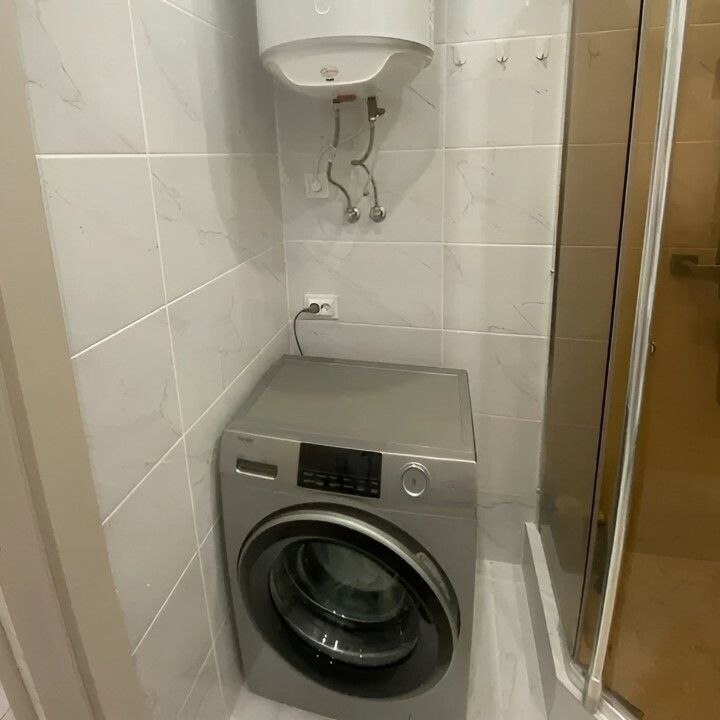 1835084737982853