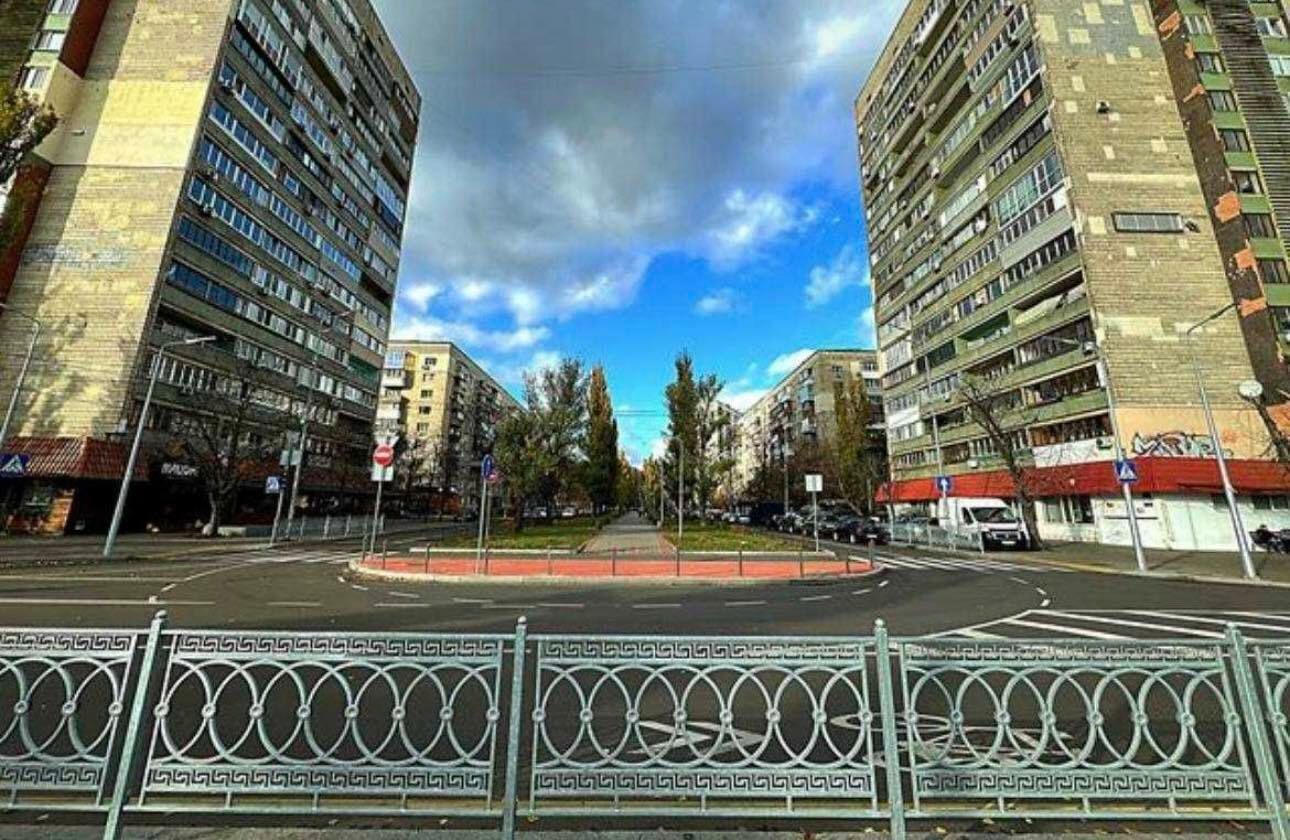 1825795743533857