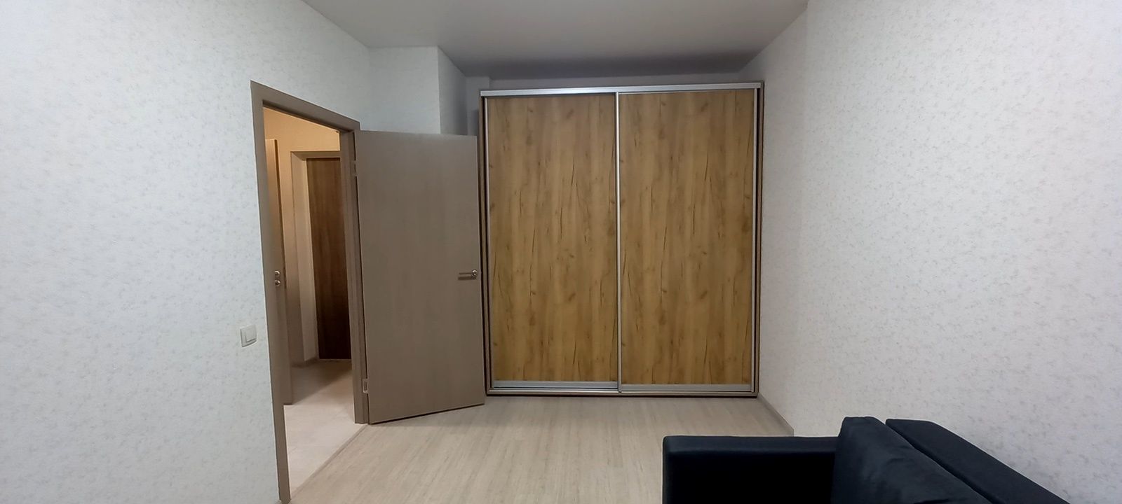 1832886909943886