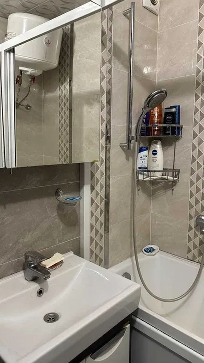 1831985002160887