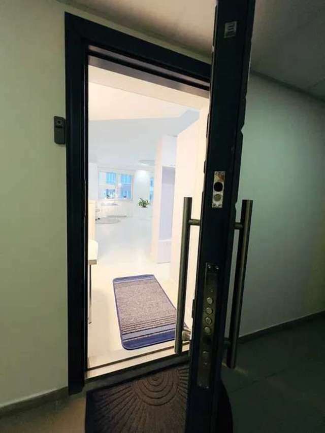 1832169788137091