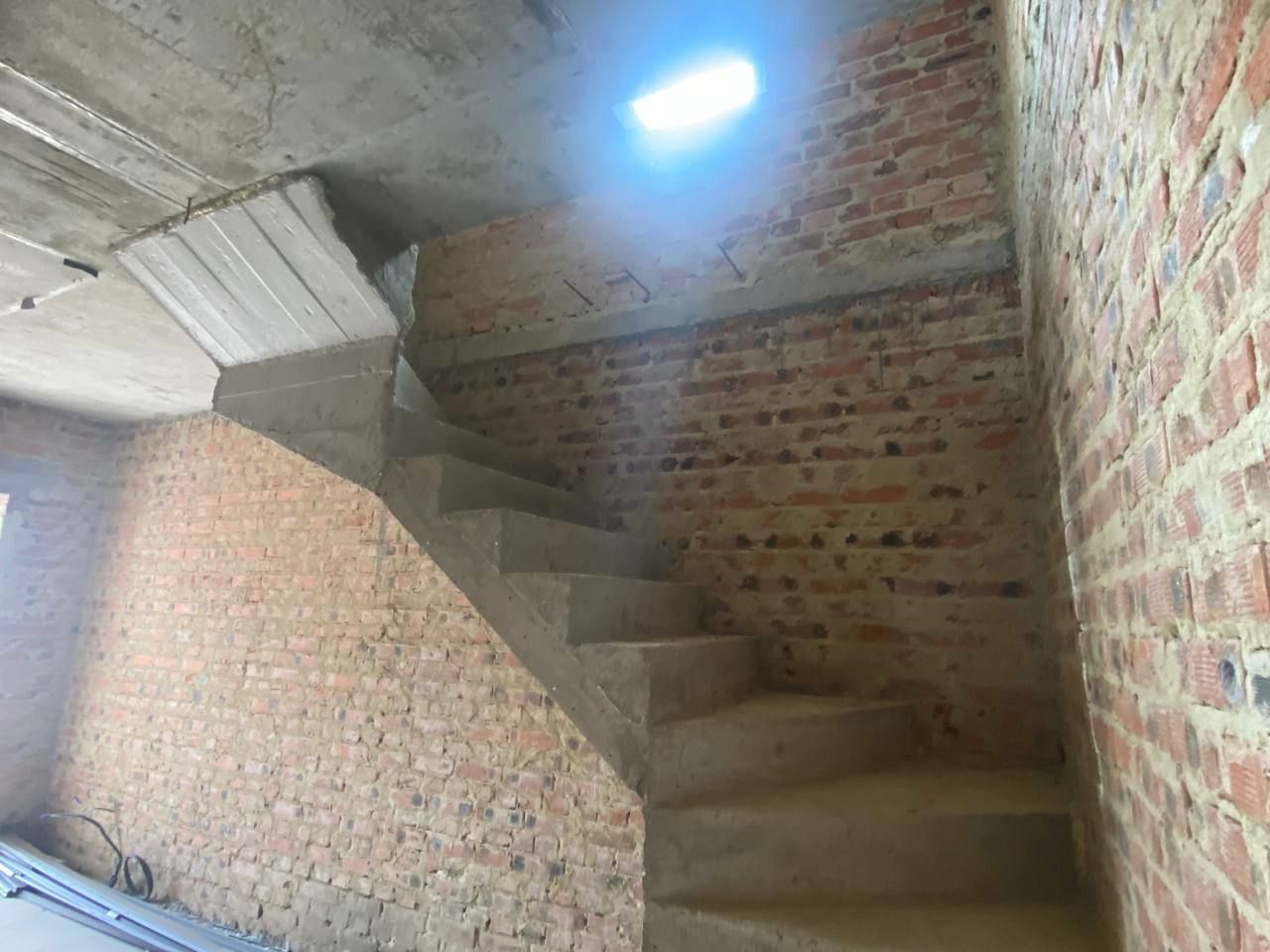 1834528171565911
