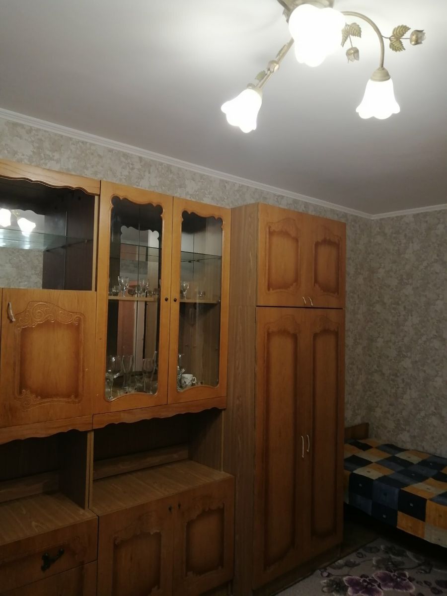 1836164875618912
