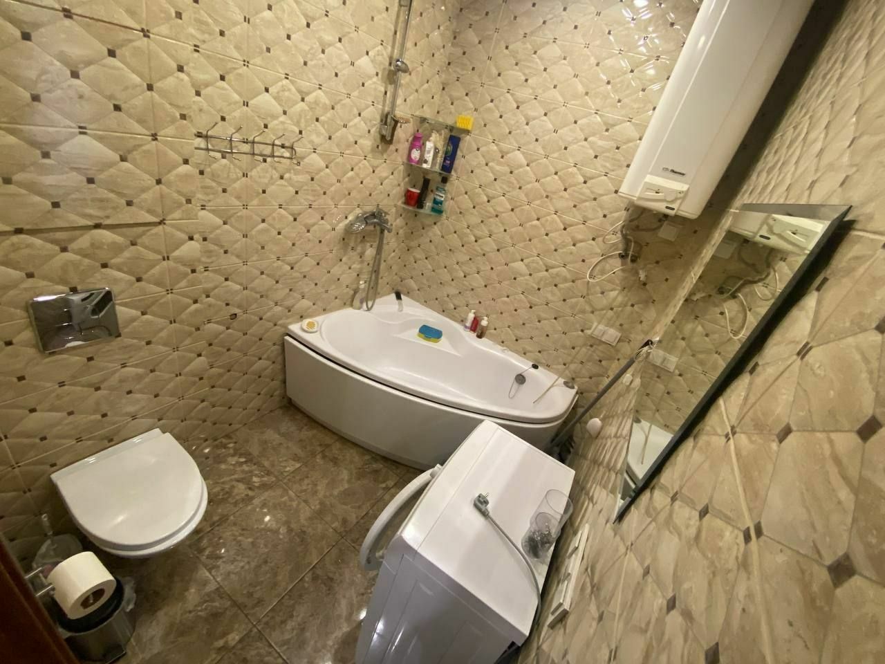 1834810646932915