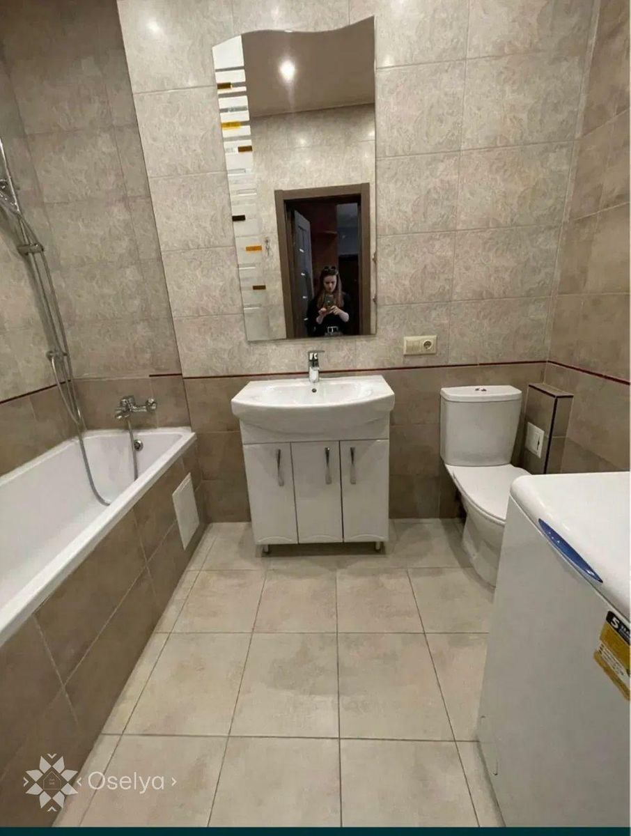 1832804763199917