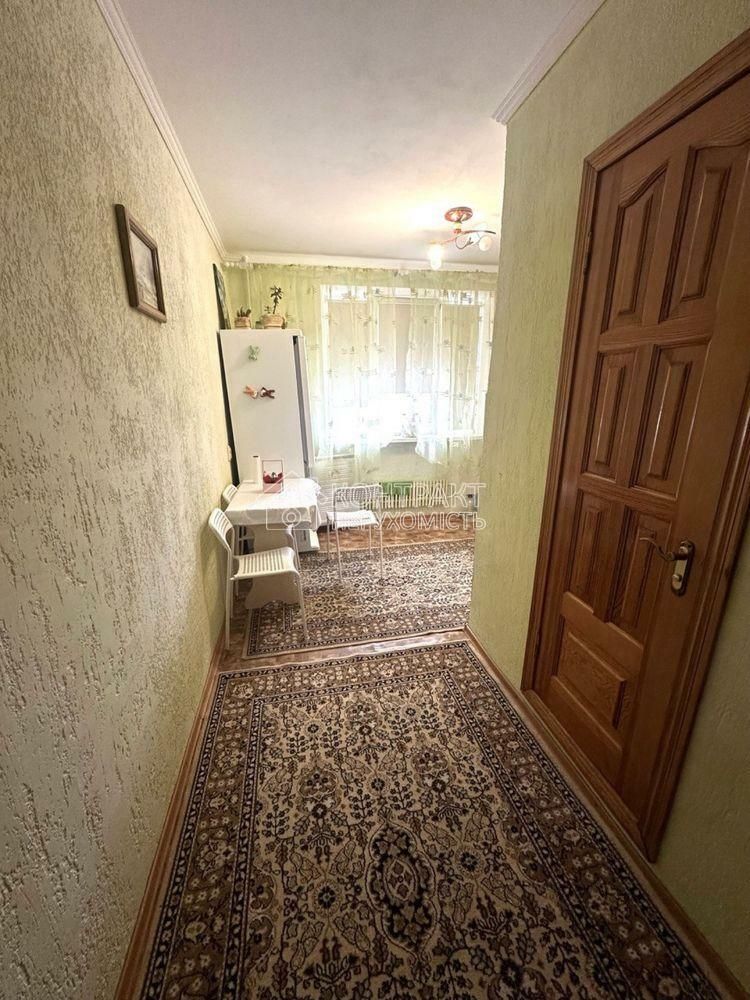 1832012987678921