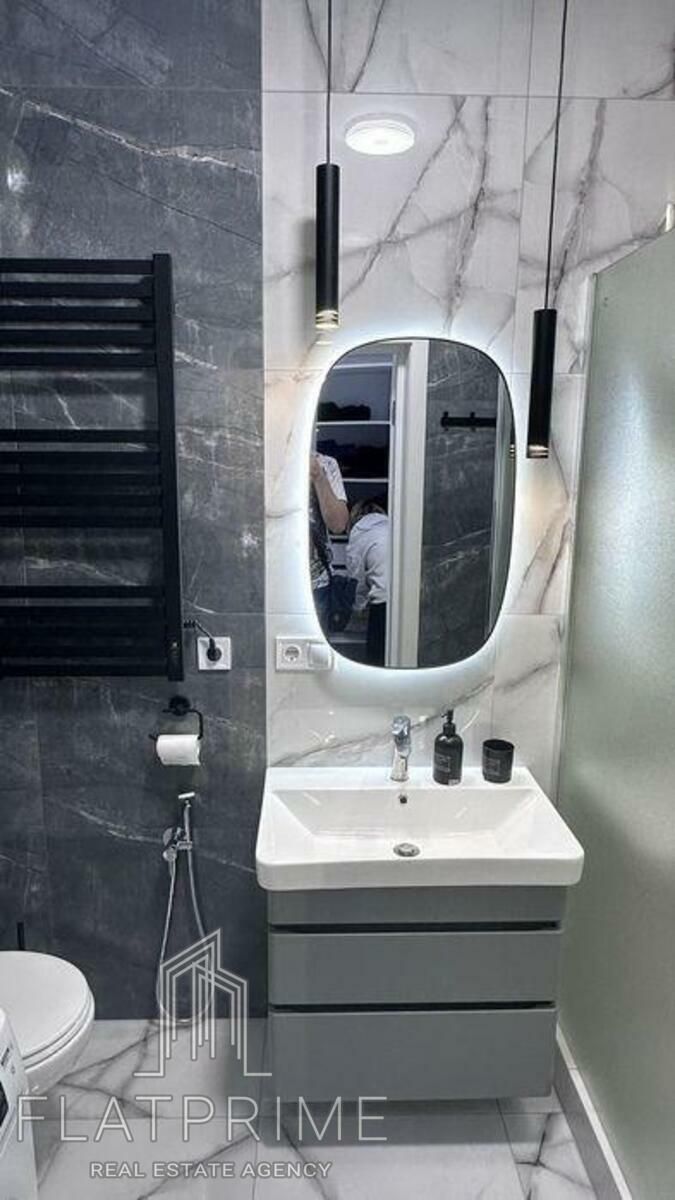 1831916788650959