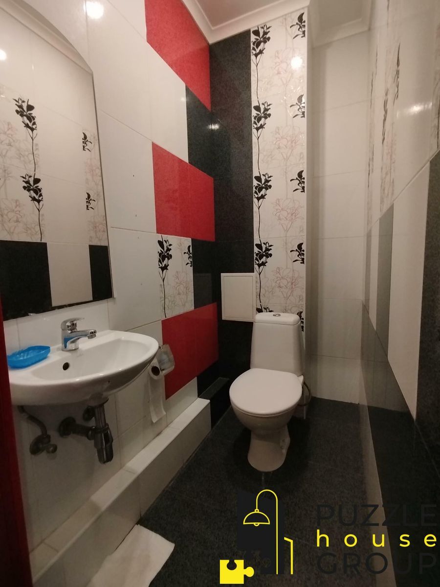 1831996043076989