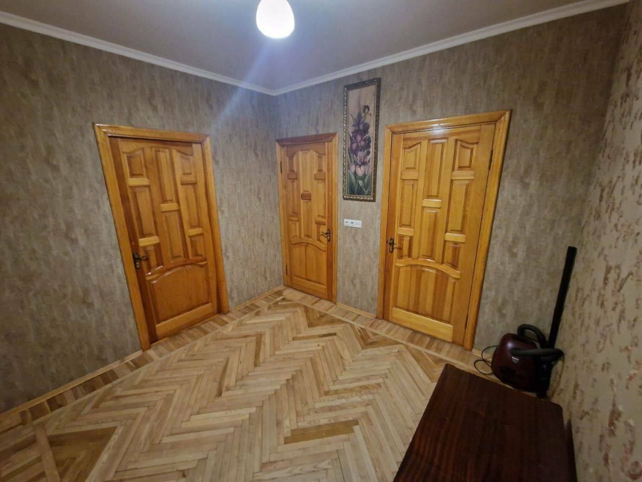 1825738120538992