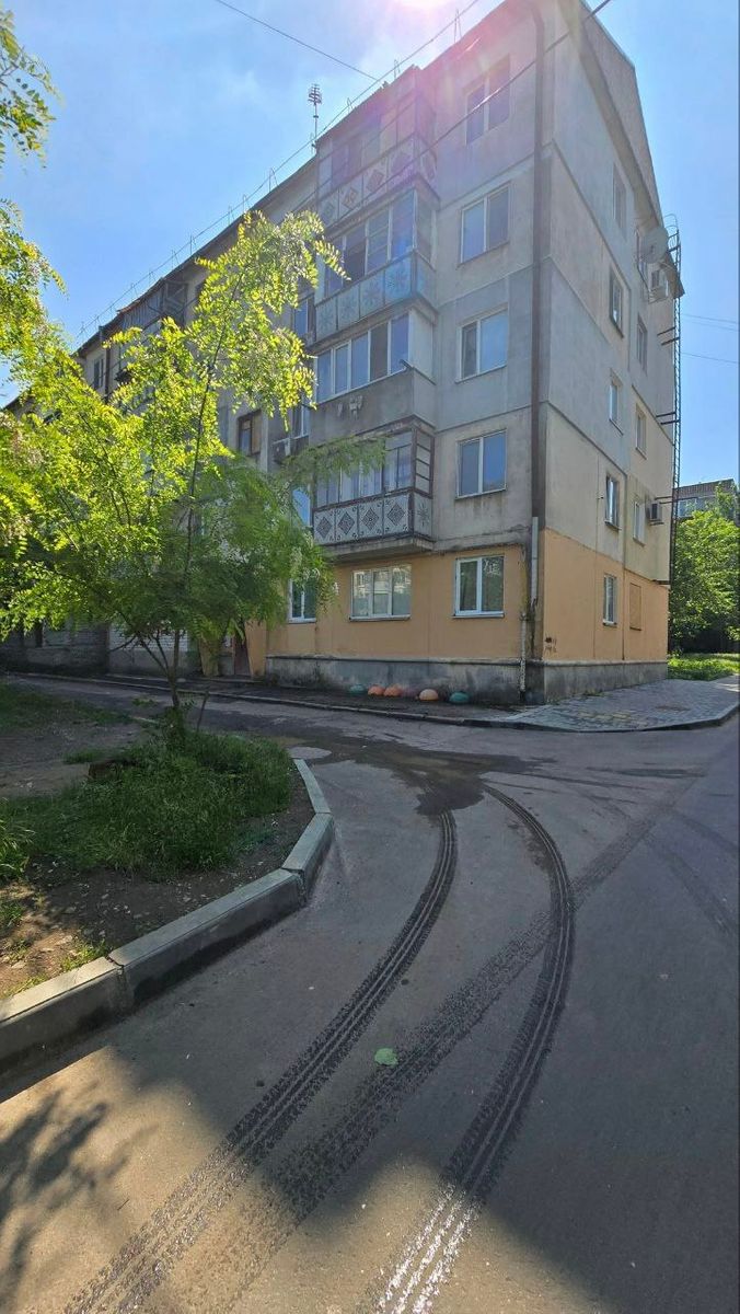 1832753847304993